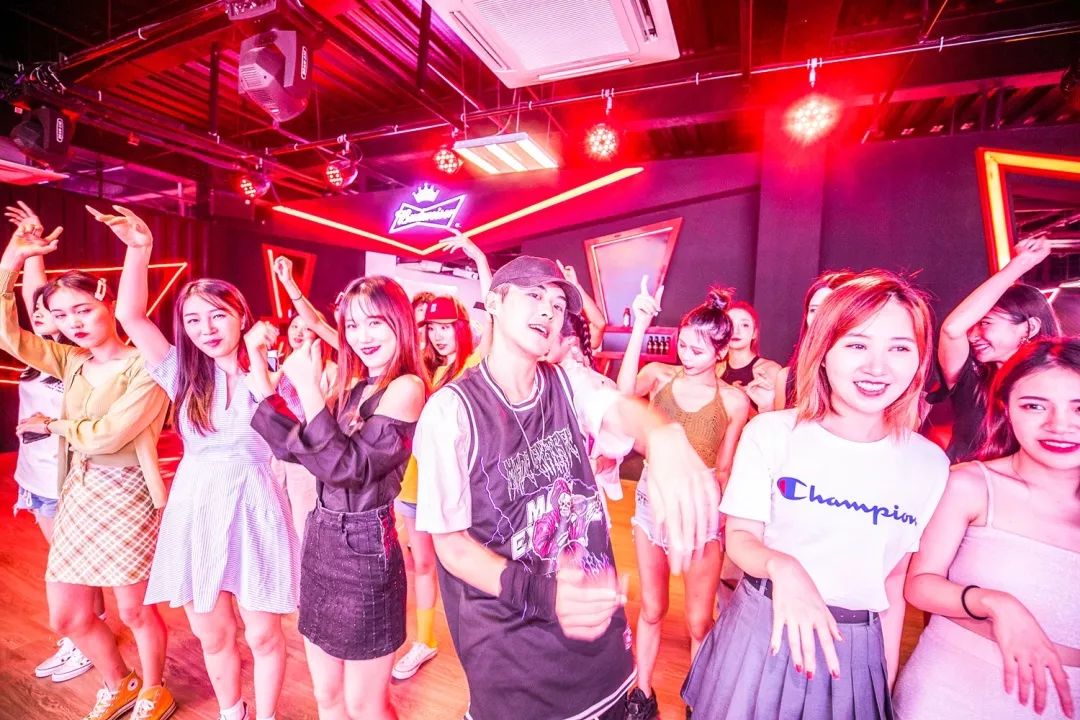 報(bào)告:我想去百威中國那個啤酒展覽館打卡品美酒佳肴|國潮范這么閃 - 第20張 - 會展活動策劃CCASY.COM 報(bào)告:我想去百威中國那個啤酒展覽館打卡品美酒佳肴|國潮范這么閃 - 第20張