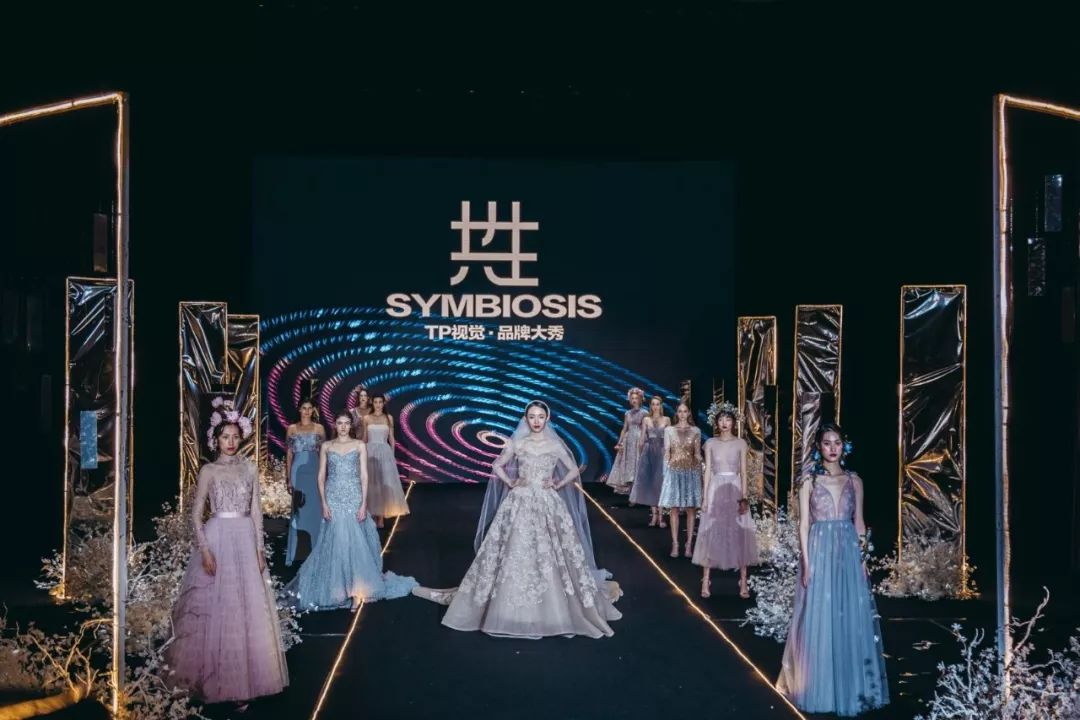 品牌時裝秀以戀人感情發(fā)展為主線，呈現(xiàn)別開生面的視聽盛宴