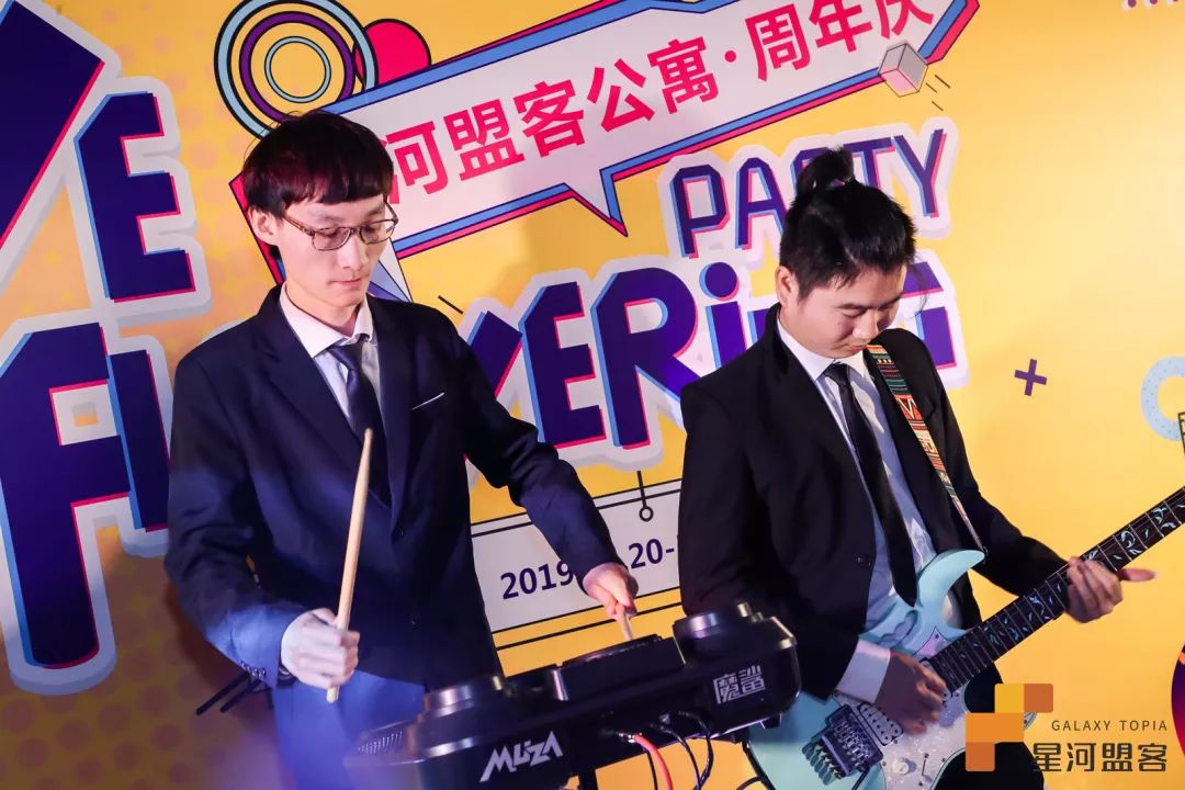 燈光閃爍一秒，瞬間進(jìn)入周年慶典活動(dòng)，面具策劃形式很朋克