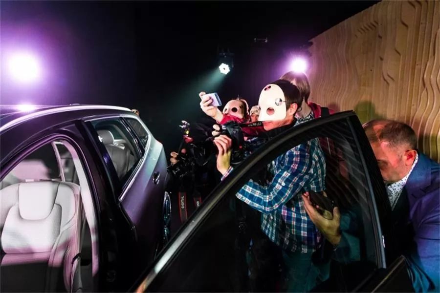 這款新車的發(fā)布活動(dòng)以沉浸式劇院表演的形式進(jìn)行，效果太棒了