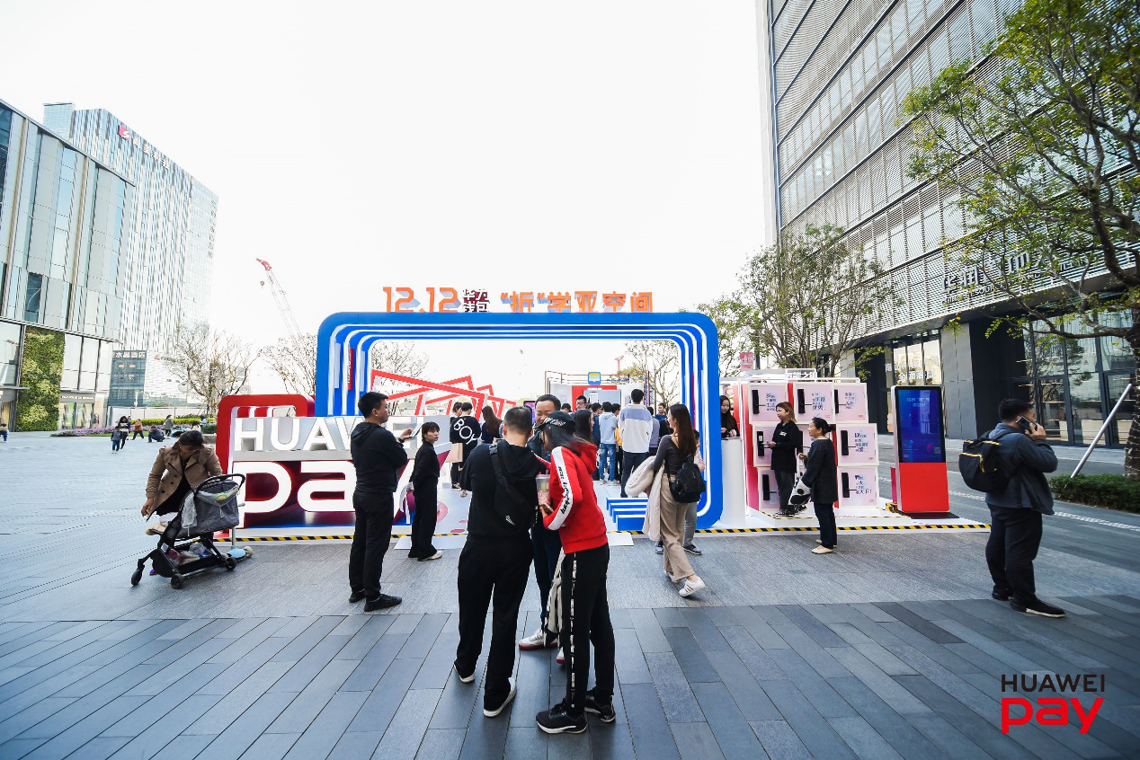 手機(jī)快閃店活動現(xiàn)場驚現(xiàn)許多智能黑科技，全新體驗(yàn)等你來