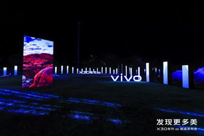 融合山水的開(kāi)放式發(fā)布會(huì)活動(dòng)，策劃的水池X型舞臺(tái)藝術(shù)范兒十足