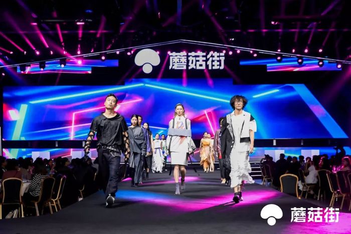 年會(huì)活動(dòng)現(xiàn)場(chǎng)更是一個(gè)精心布置的時(shí)尚秀場(chǎng)，現(xiàn)場(chǎng)T臺(tái)秀加持了活動(dòng)氛圍
