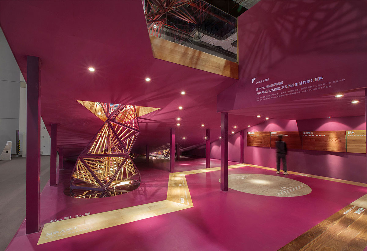 木地板品牌的展覽活動將園林的轉(zhuǎn)折疊加與回廊曲徑延展到了展廳設計
