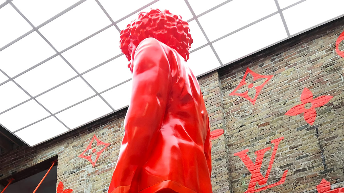 在沉浸式和概念性的橙色背景下，Louis Vuitton芝加哥快閃店帶來(lái)了城市的活力