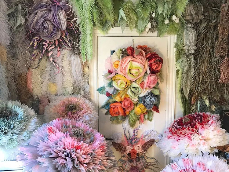 以顏色輕柔的紙層層堆疊并錦簇成花朵的展覽活動，真的驚喜了雙眼