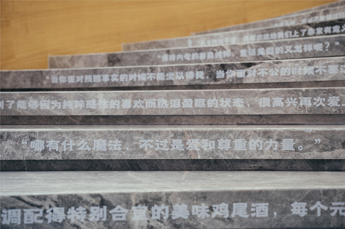 音樂(lè)劇的展覽活動(dòng)形式竟然以一本書開(kāi)篇，這是一部萬(wàn)人迷的音樂(lè)劇吧