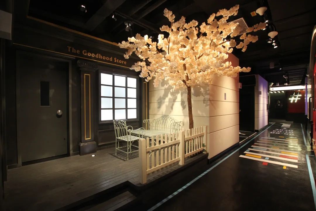 穿越異國(guó)街頭的KTV展覽裝飾，隨手一拍都像在倫敦街頭自拍一般