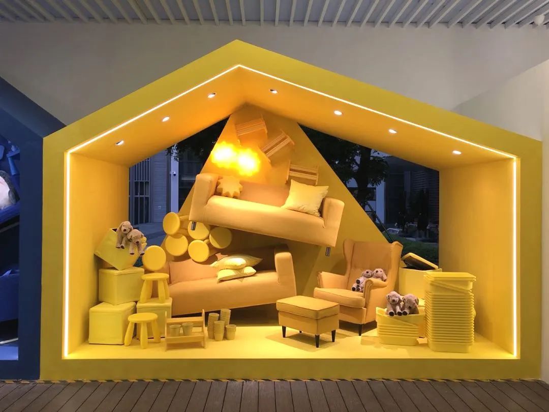 宜家快閃店展覽活動自帶吸睛特效，藍色購物袋甚是撩人