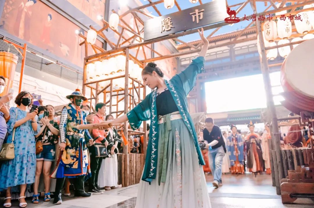 古代創(chuàng)意市集活動(dòng)現(xiàn)場(chǎng)驚現(xiàn)百余位漢服同胞，策劃表演體驗(yàn)十足