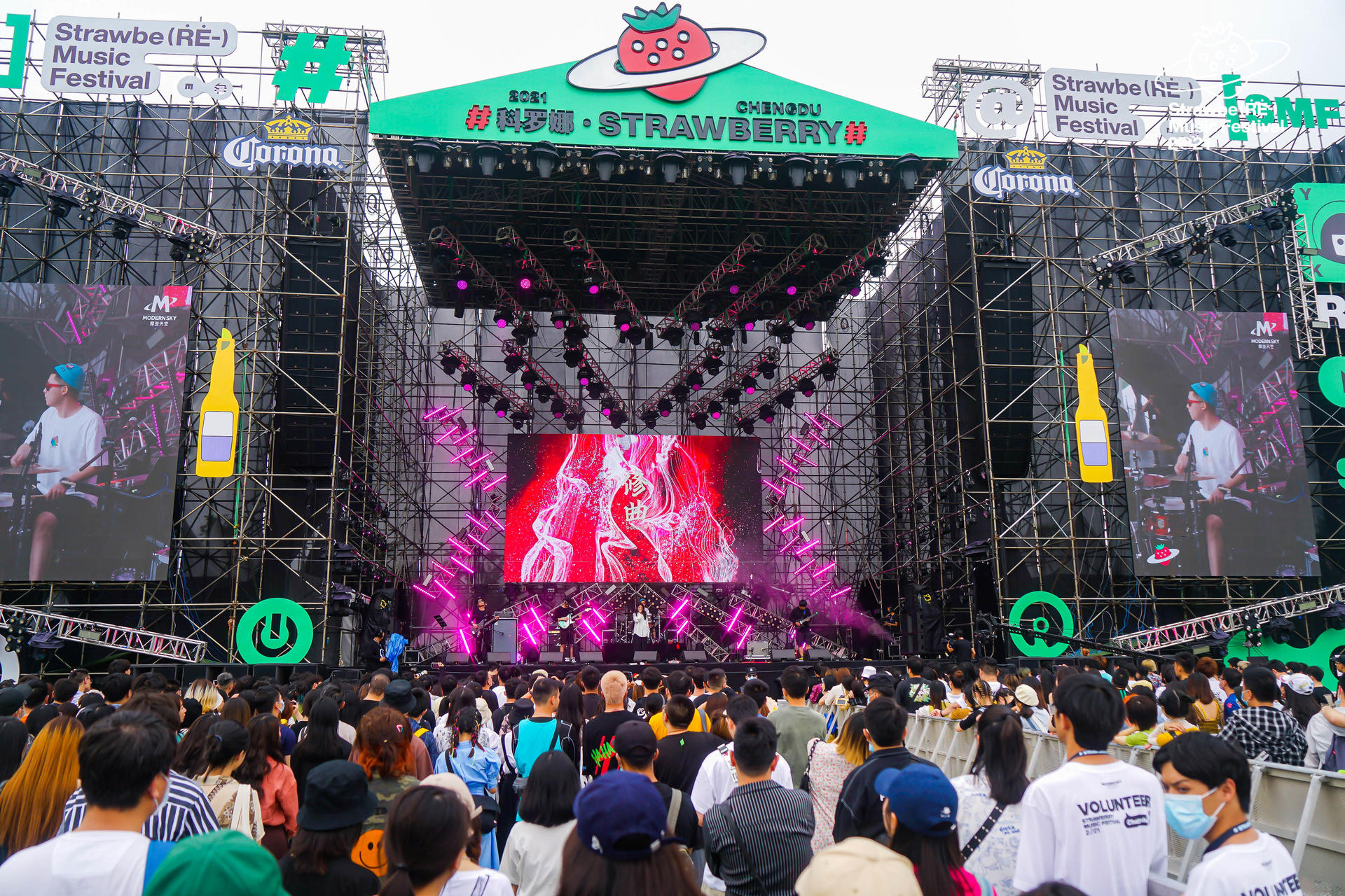 2021成都草莓音樂節(jié)活動(dòng)策劃充滿了異域氣氛，聽歌飲酒，快樂就如此