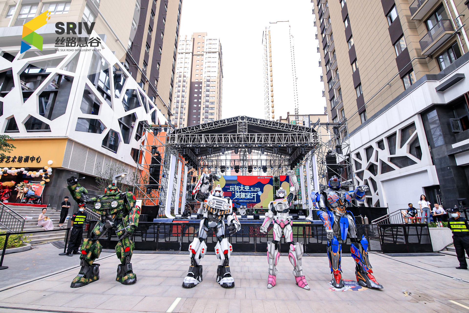 概念街區(qū)開街儀式活動策劃空降知名樂隊，爆梗頻出尖叫不斷