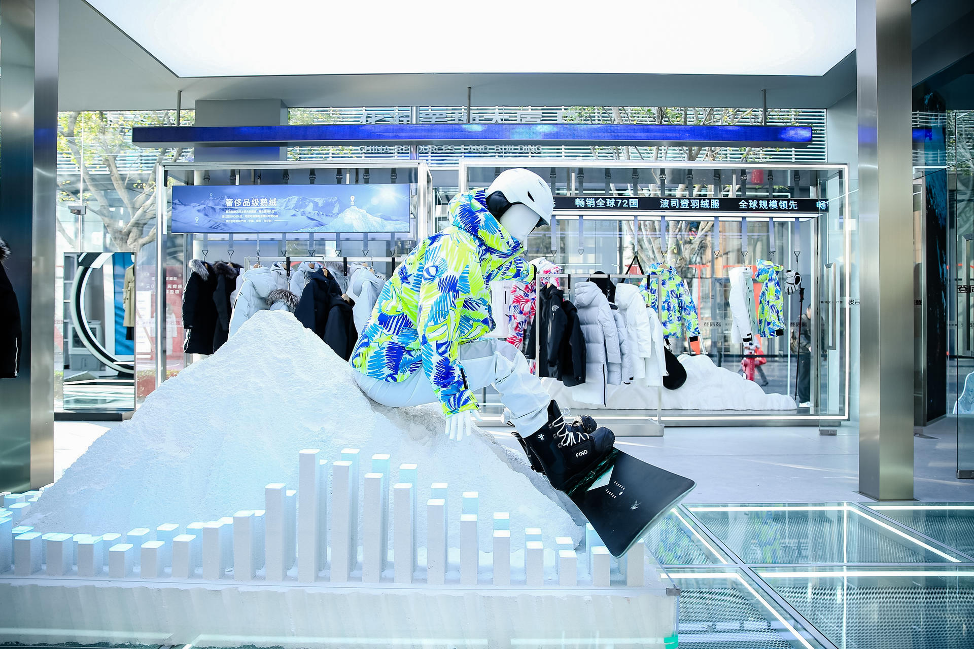 波司登快閃店活動策劃融合雪山、陽光等自然元素，帶來了“第一場雪”