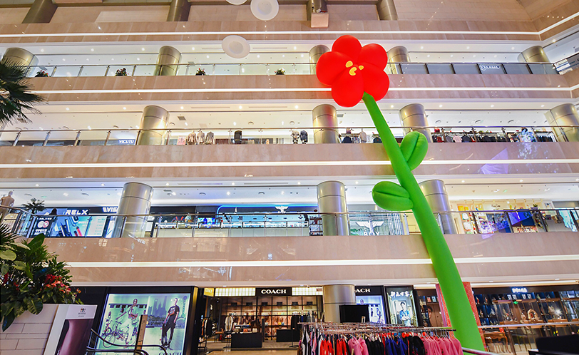 16米小紅花藝術(shù)活動策劃裝置綻放于城市中央，洋溢著溫暖的香