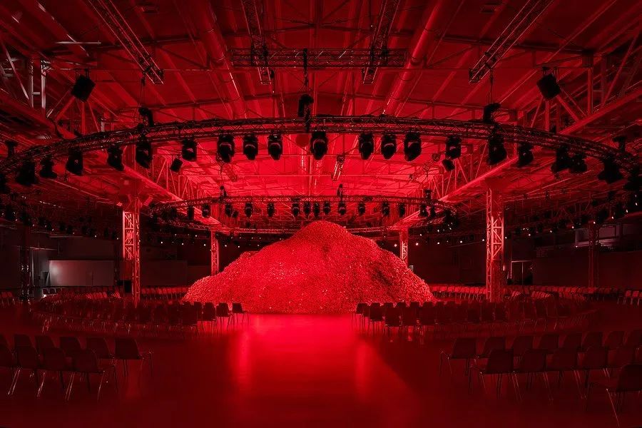 DIESEL2023秋冬大秀活動策劃了一座杜蕾斯山丘，刷屏了社交平臺