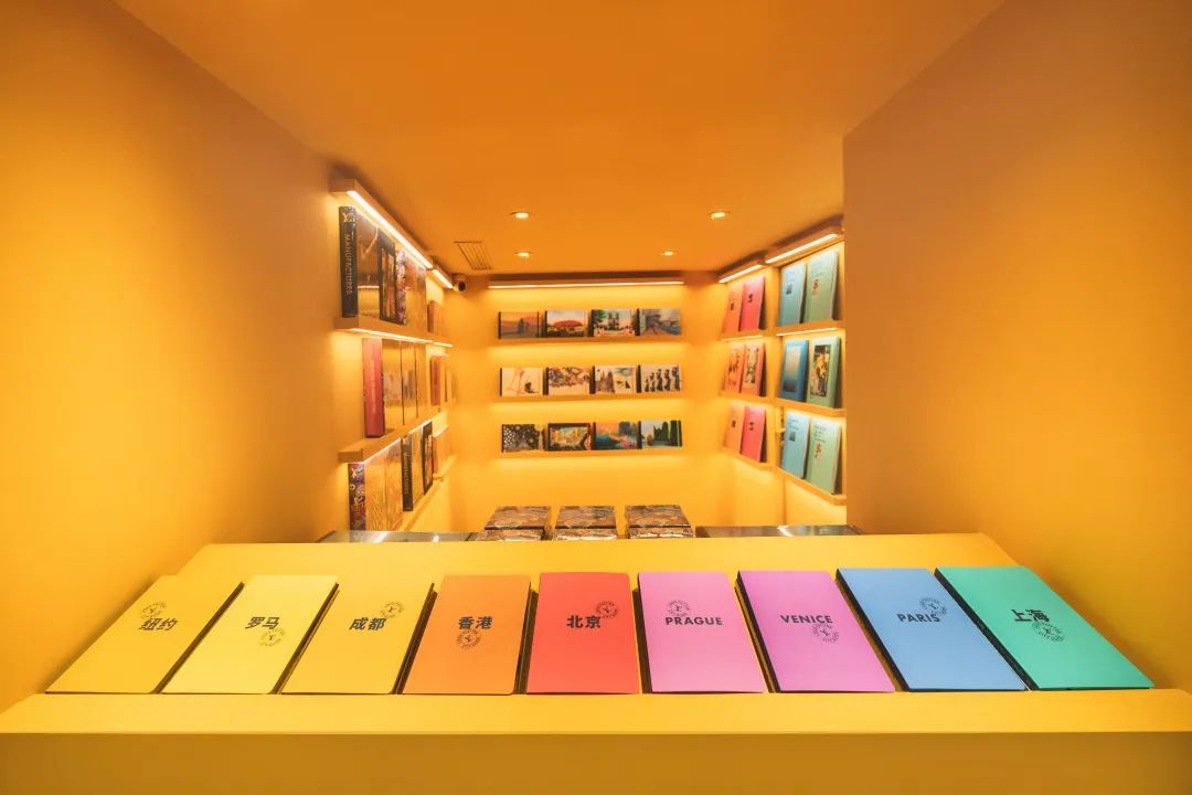LV“紅黃綠”書報(bào)亭快閃活動策劃用不同顏色賦予了每座城市各色魅力